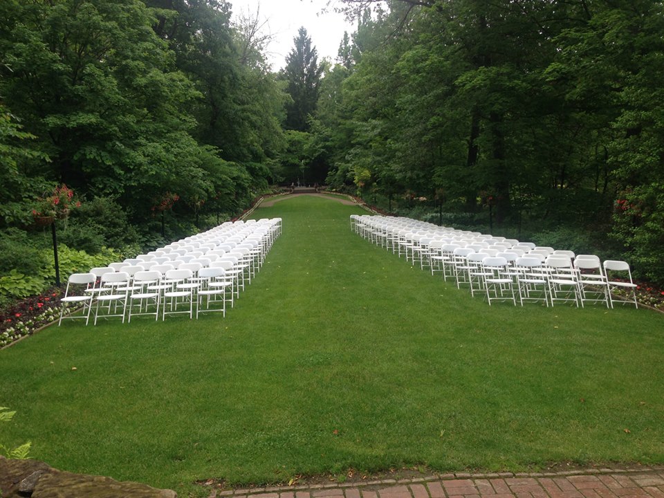 /upload/images/weddings/white_plastic_chairs